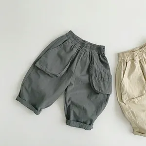 Detail der Kinder-Freizeithose mit elastischem Bund und großen Seitentaschen