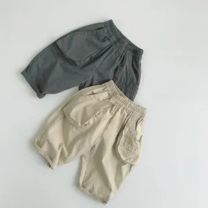 Detailansicht der Kinder-Baumwollshorts mit elastischem Bund und großen Taschen
