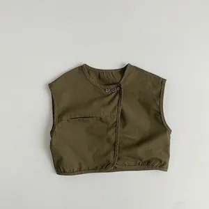 Détail du gilet en coton vert armée avec col rond et patte de boutonnage diagonale à 3 boutons
