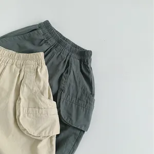 Detailansicht der Kinder-Cargohose mit Gummizug und großen bogenförmigen Taschen