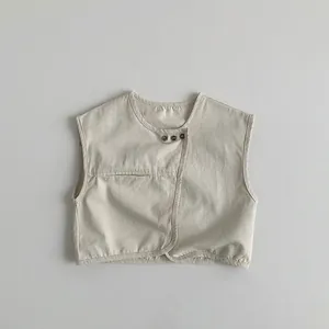 Gros plan d'un gilet minimaliste en coton beige avec fermeture à boutons diagonale
