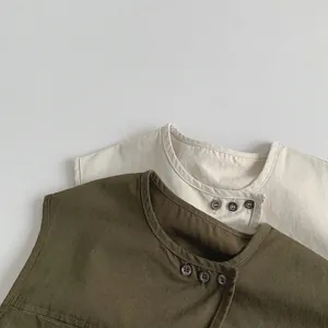 Gilets vintage enfant en lin de coton crème et vert armée avec boutons latéraux rétro