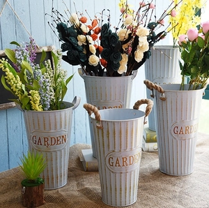 Secchiello per fiori in metallo vintage industriale con scritta Garden e manici in corda