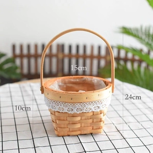 Detalle de cesta de flores de bambú tejida con encaje blanco y forro de plástico impermeable
