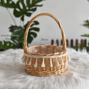 Detalle de cesta tejida con borlas crema, 25 cm de altura incluyendo el asa