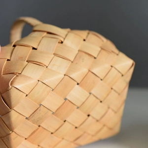 Panier-cadeau artisanal en copeaux de bois avec poignée pour mariages et décoration