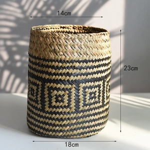 Detail of woven straw basket featuring black diamond pattern and dimensions 14x18x23cm