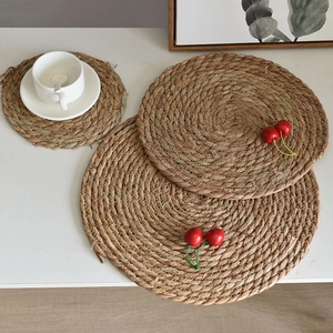 Round natural seagrass woven placemats for heat insulation and non-slip table protection