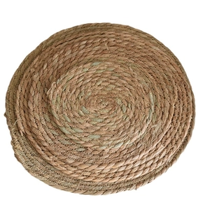 Handwoven round seagrass heat resistant coaster set in natural plant fiber style