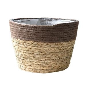 Two-tone woven straw planter pot with waterproof liner for indoor plant decoration