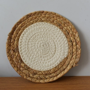 Set de table tissé main en paille et coton, design bicolore résistant à la chaleur