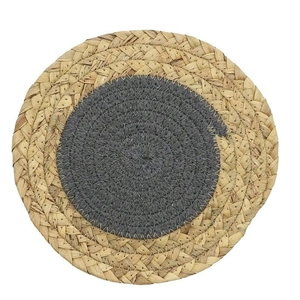 Set de table tressé avec bord en paille naturelle et centre en coton gris doux