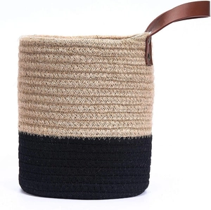 Hängekorb aus Jute mit schwarzem Boden und braunem Ledergriff für Wandpflanzen