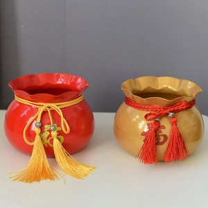 Detail von roten und goldenen Neujahrs-Glücksbeuteln mit Quasten und Fu-Zeichen