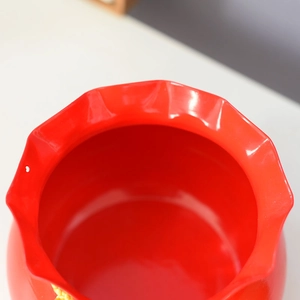 Roter festlicher Glückseimer Keramikvase für Blumen mit gewelltem Rand Design