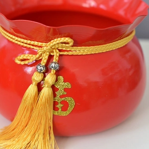 Detail eines roten chinesischen Neujahrseimers mit goldenem Knoten und Fu-Zeichen