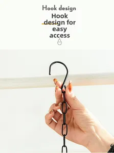 Detail eines minimalistischen schwarzen S-Hakens mit stabiler Kette für Blumenampeln