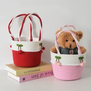 Détails des paniers tressés cerise avec bordure au crochet et breloques cerise en peluche