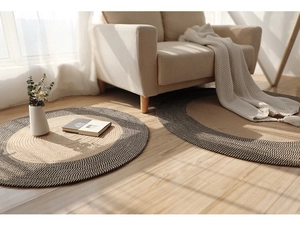 Gros plan sur la texture du tapis rond en jute tressée et son motif en spirale