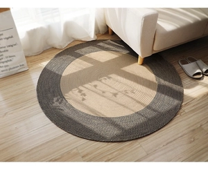 Gros plan sur la texture du tapis rond en jute tressée sous une lumière naturelle