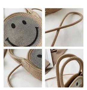 Détails du sac rond en paille beige avec un motif smiley scintillant en strass brillants
