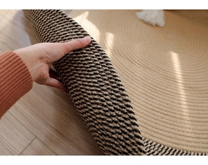 Détail du tapis rond en jute montrant l'épaisseur et la texture du tissage en spirale