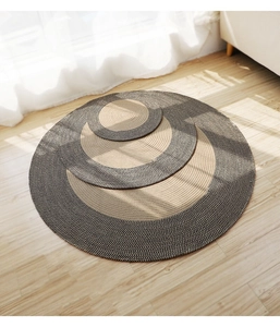 Détail de la texture des tapis en jute avec des motifs en spirale circulaires beige et noir
