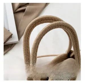 Détails du sac à main en paille tissé à la main avec double poignée arrondie et motif sourire