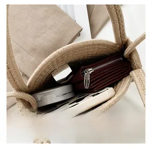 Vue de dessus du sac en paille tressée montrant la capacité de stockage et les accessoires