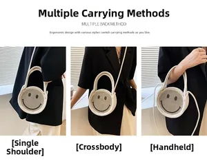 Détail d'un sac rond en paille avec motif smiley tissé et bandoulières amovibles