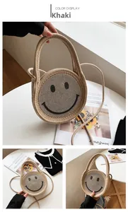 Détail du sac en paille kaki avec motif smiley en sequins et texture tissée