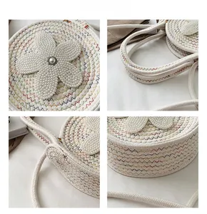 Détails du sac rond en tricot avec fleur de perle et coutures colorées décoratives