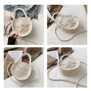 Détail d'un sac rond en tricot arc-en-ciel avec fleurs 3D et détails de perles