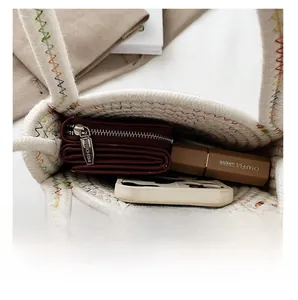 Capacité interne du sac à main en tricot blanc montrant le rangement du mobile