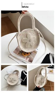 Gros plan d'un sac rond tissé blanc avec détail de fleur en perles et surface texturée
