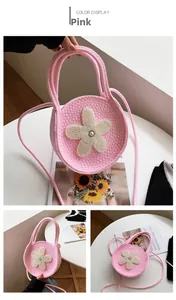 Vue détaillée du sac rond en maille rose avec fleur de perles blanches et bandoulière