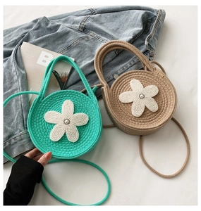Détail de sacs ronds en tricot menthe et kaki avec fleurs perlées sur fond en jean