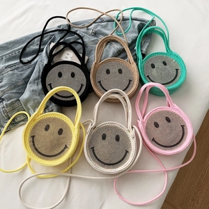 Sacs ronds en paille avec smiley en paillettes en six couleurs pour vacances à la plage
