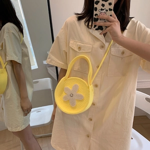 Sac bandoulière rond en tricot jaune avec fleur en perles et bandoulière longue et chic