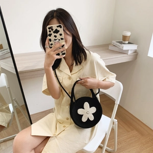 Chic sac à main rond en tricot noir avec décoration florale blanche et bandoulière fine