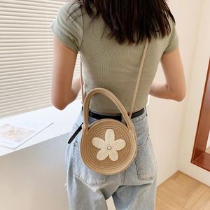 Joli sac bandoulière rond en paille tissée de style coréen avec fleur blanche et perle