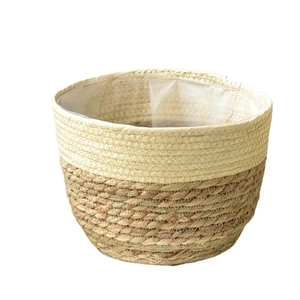 Handmade woven plant basket with dual-color straw design and waterproof inner liner