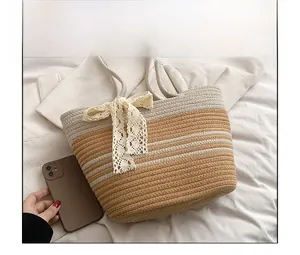 Comparaison de taille d'un grand sac de plage tressé avec nœud en dentelle et mobile