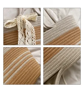 Détails du sac de plage tissé à la main avec rayures bicolores et nœud décoratif en dentelle