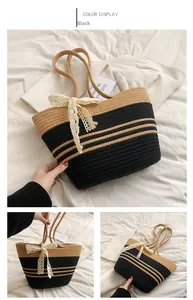 Détail d'un sac de plage en paille tissé main avec rayures kaki et nœud en dentelle