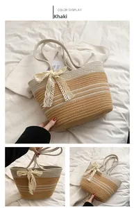Détail du sac de plage tressé kaki avec nœud en dentelle sur fond de tissu blanc doux