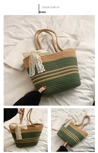 Détail d'un sac cabas tissé main à rayures vertes avec un nœud décoratif en dentelle