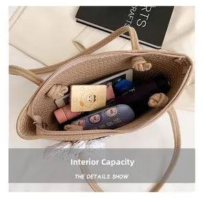 Vue détaillée du grand intérieur avec fermeture éclair pour ce sac cabas en coton tissé