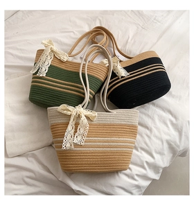 Vue détaillée de sacs de plage en paille tissée avec nœuds en dentelle et anses en corde