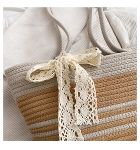 Vue détaillée d'un sac de plage tissé main avec nœud en dentelle délicate